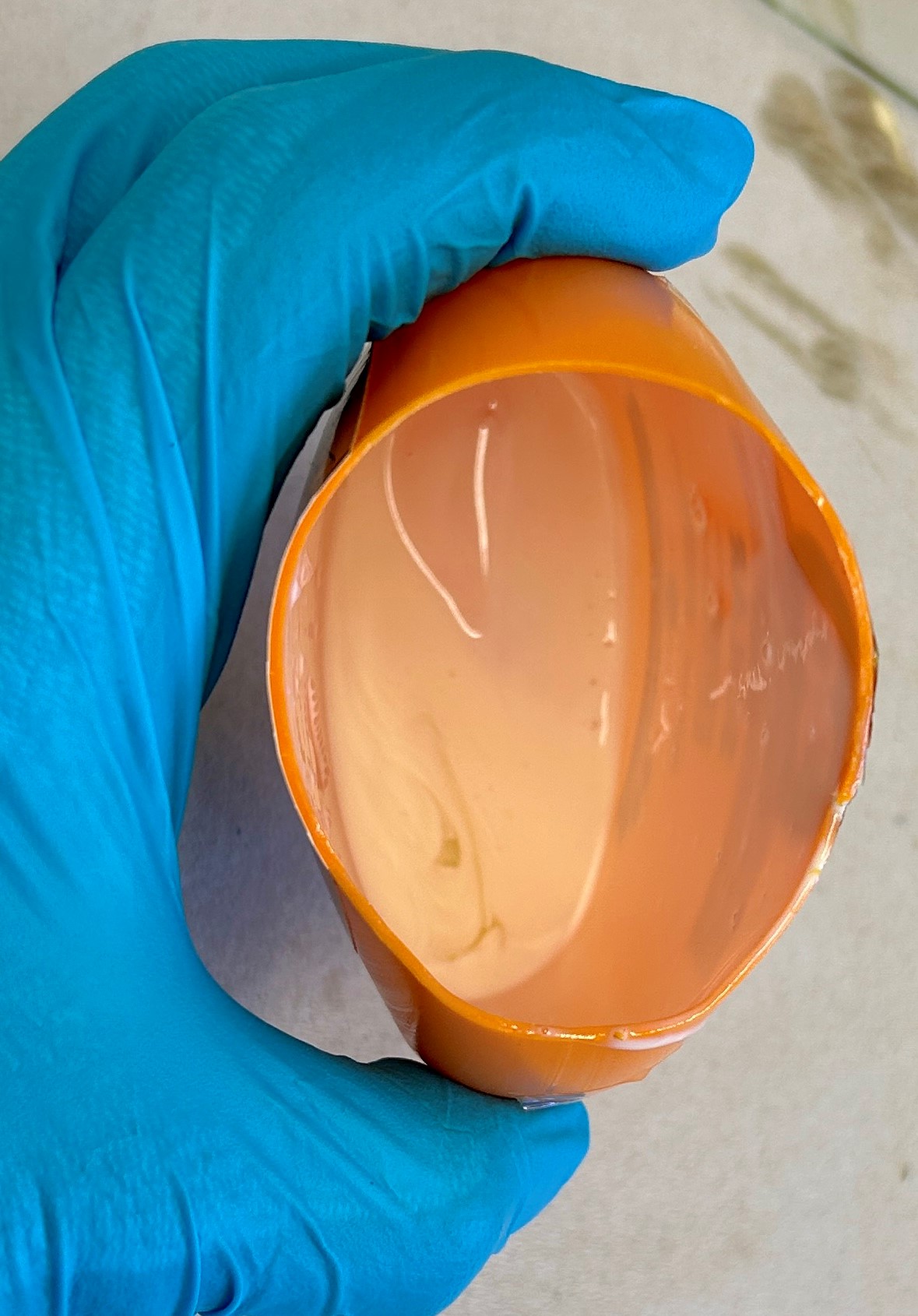 Crème solaire qui a tourné et n'est plus utilisable.